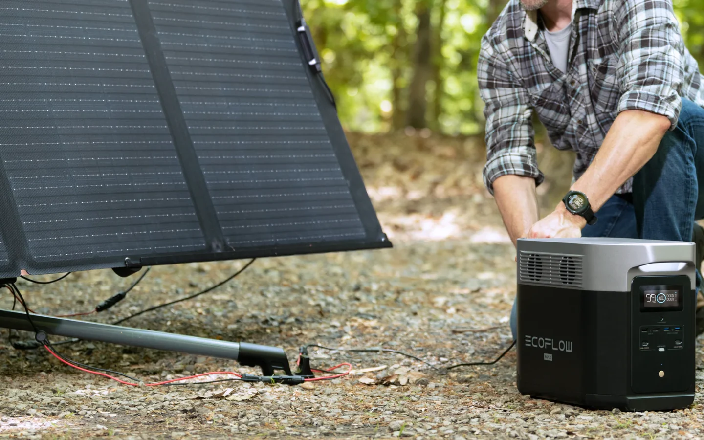 Cada vez más personas en México están viendo cómo su recibo de la CFE aumenta mes a mes, incluso sin cambios importantes en su consumo. Aire acondicionado, refrigerador, trabajo remoto y electrodomésticos elevan el gasto sin que te des cuenta. La gran pregunta es clara: ¿cómo reducir la factura de luz en México sin hacer cambios drásticos en tu estilo de vida? Aquí es donde la energía solar portátil se convierte en una solución real, accesible y cada vez más popular. En esta guía completa, descubrirás cómo funciona, cuánto puedes ahorrar y si realmente vale la pena en 2026. ¿Por qué llega caro el recibo de luz en México? Antes de reducir el gasto, es importante entender qué está causando el problema. Factores principales que aumentan tu recibo CFE El costo de la electricidad no depende solo de cuánto consumes, sino también de cómo y cuándo lo haces. Tarifas escalonadas de la CFE El sistema de cobro aumenta el precio por kWh conforme consumes más energía, lo que puede disparar el recibo rápidamente. Uso intensivo de electrodomésticos Equipos como aire acondicionado, microondas, planchas y boilers eléctricos consumen grandes cantidades de energía. Consumo en horarios pico Usar varios aparatos al mismo tiempo incrementa la carga eléctrica y acelera el consumo total. ¿Cómo funciona la tarifa CFE en México? Comprender cómo te cobra la CFE es clave para reducir tu factura. Estructura básica de tarifas El sistema está diseñado para penalizar el consumo alto. Consumo básico Energía a menor costo dentro de un límite mensual. Consumo intermedio Precio moderado al superar el nivel básico. Consumo excedente Energía mucho más cara cuando excedes los límites establecidos. ¿Qué es la energía solar portátil? La energía solar portátil permite generar y almacenar electricidad sin depender completamente de la red eléctrica. Componentes principales Antes de invertir, es importante entender cómo funciona este sistema. Panel solar portátil México Captura la energía del sol y la convierte en electricidad. Estación de energía (EcoFlow) Almacena la energía para usarla cuando la necesites. Sistema de salida eléctrica Permite conectar electrodomésticos directamente. ¿Cómo reducir la factura de luz en México con energía solar portátil? Aquí es donde entra la estrategia real: no se trata de desconectarte de la CFE, sino de consumir menos de ella. Formas prácticas de reducir tu consumo Para lograr un ahorro real, necesitas cambiar la fuente de energía en momentos clave del día. Alimentar dispositivos durante el día con energía solar Puedes usar energía solar para cargar laptops, celulares, ventiladores y otros dispositivos, reduciendo el consumo directo de la red. Reducir consumo en horas pico Utilizar la energía almacenada en tu estación portátil evita que entres en tarifas más caras. Apoyar electrodomésticos clave Algunos equipos como refrigeradores o televisores pueden conectarse parcialmente al sistema solar. Comparativa: energía solar portátil vs electricidad tradicional Tabla comparativa real Factor Energía CFE Energía Solar Portátil Costo a largo plazo Alto Bajo Dependencia Total Parcial/Independiente Impacto ambiental Alto Bajo Control del gasto Bajo Alto Inversión inicial Baja Media ¿Cuánto puedes ahorrar realmente en México? El ahorro depende de tu consumo, pero los resultados pueden ser significativos. Escenarios reales de ahorro Antes de invertir, es importante visualizar el impacto económico. Hogar básico Ahorro de 20% a 40% en el recibo mensual Hogar con alto consumo Ahorro de hasta 50% o más Trabajo remoto o negocio pequeño Reducción importante en costos operativos Costos en México: ¿cuánto invertir? La inversión inicial puede parecer alta, pero el retorno es claro a mediano plazo. Rango de precios Antes de comprar, evalúa qué tipo de solución necesitas realmente. EcoFlow panel solar México Desde $5,000 a $25,000 MXN Estación de energía portátil México Desde $10,000 a $120,000 MXN Kit solar para casa México Dependiendo del tamaño, desde $15,000 MXN en adelante ¿Para quién es ideal esta solución? No todos necesitan el mismo sistema, pero hay perfiles donde el beneficio es claro. Casos ideales de uso Antes de invertir, identifica si encajas en alguno de estos escenarios. Personas con recibos de luz altos Hogares con trabajo remoto Negocios pequeños Zonas con apagones frecuentes Usuarios interesados en energía limpia Errores comunes al intentar ahorrar electricidad Muchas personas intentan reducir su factura pero no logran resultados reales. Errores frecuentes Evitar estos errores puede marcar la diferencia. Comprar equipos sin calcular consumo Pensar que apagar focos es suficiente No aprovechar energía solar disponible Elegir soluciones baratas pero ineficientes No considerar retorno de inversión Consejos expertos para maximizar el ahorro Estrategias prácticas Para obtener el máximo beneficio, es importante aplicar buenas prácticas. Usa electrodomésticos eficientes Aprovecha horas de sol Combina energía solar con consumo inteligente Monitorea tu consumo eléctrico Invierte en equipos de calidad ¿Por qué EcoFlow es una de las mejores opciones en México? Las estaciones de energía modernas están cambiando la forma en que consumimos electricidad. Ventajas clave Antes de decidir, considera lo que diferencia esta tecnología. Instalación sencilla Portabilidad Sin mantenimiento complejo Compatible con paneles solares Ahorro a largo plazo En Solar Tech Mexico, cada vez más usuarios están adoptando soluciones como EcoFlow panel solar México para reducir su dependencia de la CFE. Conclusión Reducir tu recibo de luz en México no es imposible, pero requiere una estrategia inteligente. Entender tu consumo Aprovechar energía solar Reducir dependencia de la red La energía solar portátil se posiciona como una de las soluciones más prácticas y accesibles en 2026. Si buscas cómo pagar menos luz en México, esta es una inversión que no solo reduce costos, sino que también te da independencia energética. Preguntas frecuentes (FAQ) ¿Cómo reducir la factura de luz en México de forma efectiva? La mejor forma es reducir el consumo de la red usando energía alternativa como paneles solares portátiles y optimizando el uso de electrodomésticos. ¿Por qué llega caro el recibo de CFE? Principalmente por el consumo excedente, uso intensivo de aparatos eléctricos y tarifas escalonadas que aumentan el costo por kWh. ¿Cuánto se puede ahorrar con energía solar portátil? Dependiendo del consumo, puedes ahorrar entre 20% y 50% en tu factura eléctrica mensual en México. ¿Vale la pena comprar un panel solar portátil en México? Sí, especialmente si tienes consumo medio o alto, ya que reduce costos a largo plazo y brinda independencia energética. ¿Qué es mejor: panel solar portátil o sistema fijo? El portátil es más flexible y accesible, ideal para empezar sin instalaciones complejas. ¿Cuánto cuesta un kit solar para casa en México? Los precios comienzan desde $15,000 MXN y pueden aumentar según la capacidad y componentes incluidos. ¿EcoFlow realmente ayuda a ahorrar luz? Sí, permite usar energía solar almacenada, reduciendo el consumo directo de la red eléctrica. ¿Se puede usar energía solar sin instalación? Sí, con sistemas portátiles como EcoFlow no necesitas instalación profesional. ¿Qué electrodomésticos puedo usar con energía solar portátil? Puedes usar laptops, celulares, televisores, ventiladores y algunos electrodomésticos dependiendo de la capacidad del sistema. ¿Dónde comprar paneles solares portátiles en México? Puedes adquirirlos en distribuidores autorizados como Solar Tech Mexico, con garantía y soporte especializado.